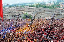 Il momento dell'innalzamento dei Ceri in piazza a Gubbio: successivamente avrà luogo la corsa in salita fino a San Ubaldo sul Monte Ingino. Su questa piazza si svolge anche Il Palio ...