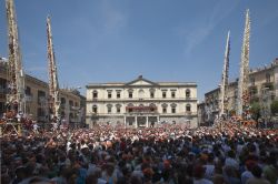 La festa dei Gigli di Nola, patrimonio orale e immateriale Unesco. I gigli sono degli obelischi di legno alti 25 metri - © Francesca Sciarra / Shutterstock.com