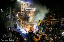 La festa del Carnevale di Trappitello - Taormina in Sicilia. Un carro allegorico