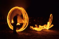La festa del fuoco Hom Strom a Scuol si celebra in inverno