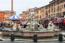 La festa della Befana in Piazza Navona a Roma chiude le festività natalizie - © Millionstock / Shutterstock.com