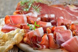 La Festa dello Speck Alto Adige a Santa Maddalena, Trentino Alto Adige in onore dello speck IGP qui prodotto.
