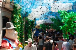 La festa Major de Gracia a Barcellona, ferragosto in Spagna - © Iakov Filimonov / Shutterstock.com