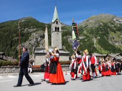 La Festa Patronale di San Giovanni a Gressoney Saint Jean: processione in costumi Walser per le vie del borgo  - © www.lovevda.it/