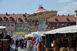 La fiera Spargelfest nella cittadina di Bamberga, Germania: bancarelle e giostre.
