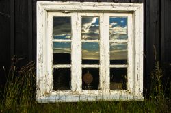 La finestra in legno di una tradizionale casa islandese a Skogar, sud dell'Islanda.
