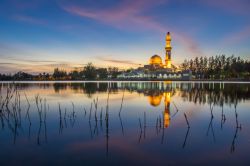 La Floating Mosque di Terengganu al tramonto, Malesia. Tengku Tengah Zaharah Mosque sorge nella laguna di Kuala Ibai a 4 km dalla città di Kuala Terengganu. La costruzione, iniziata nel ...
