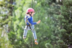 La fly line al Parco Avventura Col del Flam di Ortisei, Val Gardena (Dolomiti). Qui bambini e adulti possono mettersi alla prova ed esercitare il proprio equilibrio.

