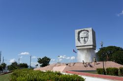 La fontana-monumento di Abel Santamarìa, militante politico cubano ucciso per aver partecipato all'assalto alla caserma Moncada il 26 luglio 1953 a Santiago de Cuba - © Maurizio ...