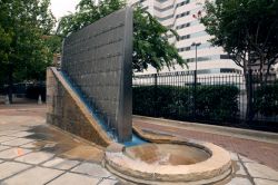 La fontana Cotswold Uno a Houston, Texas: l'acqua scorre lungo la parete di acciaio inossidabile prima di cadere in un vortice a spirale -- © IrinaK / Shutterstock.com