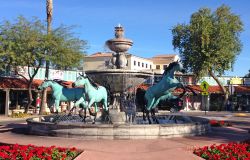 La fontana dei cavalli in bronzo all'angolo della 5th Avenue nella città vecchia di Scottsdale, Arizona, sobborgo di Phoenix.
