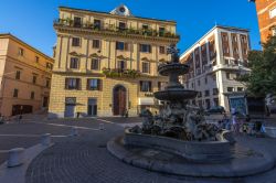 La "Fontana dei Cavalli" nel centro di Ancona, Marche. Progettata da Lorenzo Daretti nel 1758, è realizzata con sculture di Gioacchino Varlè. Assieme alla fontana delle ...