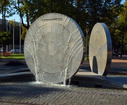 La fontana dei "Dischi Solari" a Siauliai, Lituania. E' stata realizzata per festeggiare i 770 anni di fondazione della città: si trova in Piazza della Resurrezione di fronte ...