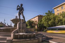La Fontana dei Due Fiumi a Modena, Emilia-Romagna. Le due figure, una femminile ed una maschile, simboleggiano rispettivamente il fiume Secchia e il fiume Panaro. I getti d'acqua sono orientati ...