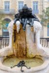 La fontana dei Giovani in Place Darcy a Digione, Francia.  In uno dei polmoni verdi della città sorge una caratteristica fontana dedicata ai bambini - © RnDmS / Shutterstock.com ...