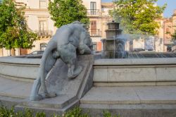 La Fontana dei Tre Leoni a Avola, Sicilia. Collocata in Piazza Vittorio Veneto, la fontana è stata progetatta, costruita e scolpita agli inizi del '900 dallo scultore di Avola Antonino ...