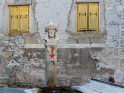 La fontana dei Turchi ne centro storico di Moena, Trentino Alto Adige. E' decorata con la falce di luna e una stella, il volto scolpito di un turco e la scritta Turchia - © Emiliano_Migliorucci ...