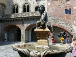 La Fontana del Bacchino di Prato vicino al Palazzo Pretorio, Toscana. Realizzata tra il 1659 e il 1665, questa fontana è opera dello scultore Ferdinando Tacca: la scultura bronzea ritrae ...