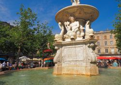 La fontana del Nettuno in Place Carnot, nel centro storico (o Bastide Saint-Louis) della Città Bassa di Carcassonne (dipartimento dell'Aude, Occitanie, Francia) - foto © Paul ...