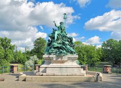 La fontana del padre Reno e delle sue figlie a Dusseldorf, Germania. Fu edificata nel 1897 ed è uno dei gruppi scultorei più fotografati della città.



