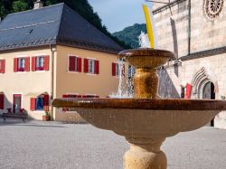 La fontana del Principe Ereditario Rupprecht nel villaggio di Berchtesgaden, Baviera, Germania.
