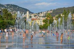 La fontana della Promenade du Paillon a Nizza, ...