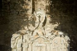 La Fontana del Sarcofago del III secolo prima di Cristo a Lanuvio, Castelli Romani (Lazio)