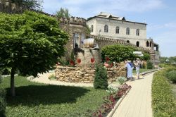 La fontana del vino all'esterno della vineria di Milestii Mici, Moldavia. Con i suoi 5 mila abitanti, Milestii Mici è diventato celebre al mondo per l'eccellente produzione di ...