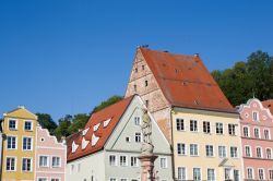 La fontana della Vergine con le tipiche case sullo sfondo, Landsberg am Lech (Germania).



