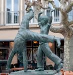 La fontana di Cartwheel a Dusseldorf, Germania. Eretta nel 1954 da Alfred Zschorsch nel mezzo di piazza Castello, è situata fra la città vecchia e il fiume Reno. Popolare luogo ...