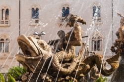 La fontana di Diana in piazza Archimede a Siracusa, Sicilia. Opera di Giulio Moschetti, questa scultura monumentale risale al 1907. Rivolta a sud, questa fontana mette in risalto la figura di ...