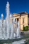 La fontana di fronte al Palazzo di Giustizia nella cittadina di Bergerac, Francia - © Steve Allen / Shutterstock.com