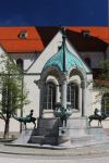 La fontana di fronte alla chiesa di San Magno a Kempten, Allgau, Germania.
