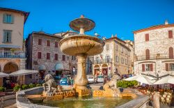 La fontana di Piazza del Comune in centro ad Assisi, provincia di Perugia, Umbria