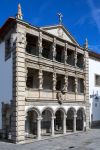 La fontana di Piazza della Repubblica e la Casa di Misericordia a Viana do Castelo, Portogallo - © Steve Allen / Shutterstock.com