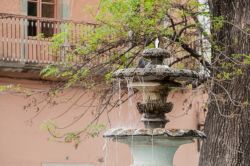 La fontana di un giardino nel centro di Guanajuato, Messico. Sullo sfondo, un vecchio balcone con ringhiera.
