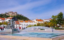 La fontana "Fonte Luminosa" nella piazza di Leiria (Portogallo) con una scultura e il castello sullo sfondo. E' una delle cittadine più visitate dai turisti di tutt'Europa ...