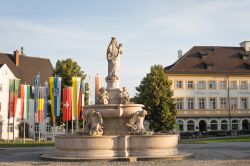 La fontana Marienbrunnen in piazza del Pellegrinaggio a Altotting, Germania. Siamo in uno dei luoghi più cari alla Germania cattolica per via della presenza di una statua della Madonna ...