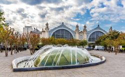 La fontana nel piazzale di fronte alla stazione ferroviaria di Tours, Francia.
