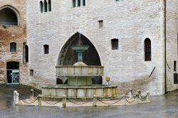 La fontana Sturinalto, d'epoca mediovale, si trova nella Piazza del Comune di Fabriano