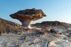 La formazione rocciosa Skiadi sull'isola di Kimolos, Grecia. Questo enorme monumento naturale di pietra si trova nel bel mezzo di un altopiano brullo.

