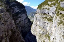 La Forra del vajont e  sullo sfondo Longarone nella valle del Piave