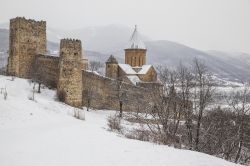 La fortezza di Ananuri in inverno: siamo nel Caucaso della Georgia.