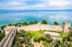 La fortezza di Castiglione del Lago sul Trasimeno, Umbria - Uno scorcio panoramico della Rocca del Leone, o fortezza medievale, fatta erigere dall'imperatore Federico II° di Svevia nei ...