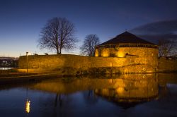 La fortezza di Christiansholm a Kristiansand, Norvegia, con le luci del tramonto. Da qui si gode una splendida vista sulla costa.
