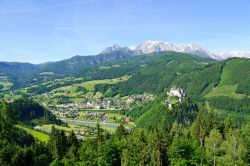 La fortezza di Hohenwerfen e la cittadina di Werfen, Austria. E' circondata dalla Alpi di Berchtesgaden e dai monti di Tennen.
