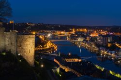 La fortezza di Namur by night: immersa in 80 ettari di spazi verdi e situata nei pressi della città, questa cittadella offre suggestive vedute sul centro storico e sulla valle della Mosa ...