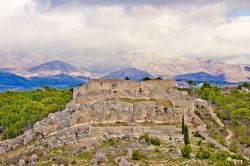 La fortezza di Novigrad con il monte Velebit sullo sfondo, Croazia. Il borgo è sorto sulle fondamenta di una fortezza arroccata su un colle da cui degrada verso il mare.

