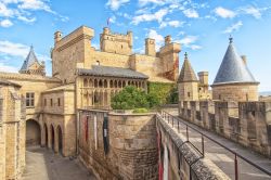 La fortezza di Olite, Spagna, con le nubi in cielo. Circondata da mura armate da 15 torri, al suo interno ospita splendidi giardini pensili.

