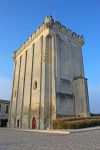 La fortezza di Pons, Francia, costruita nel XII° secolo. Dalla cima si gode un suggestivo panorama sulla cittadina e sull'intera vallata.
